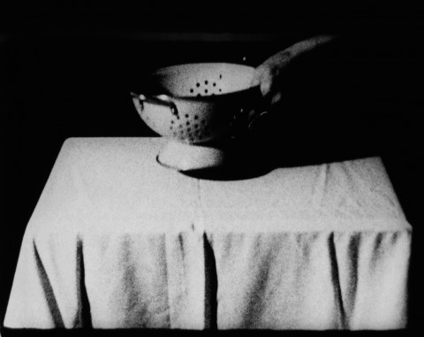 Bea Haut, Kitchen Beets, 2019, 16mm film, B&W, Optical sound, 1min 비 하우트, 키친 비트, 2019, 16mm 필름, B&W,
