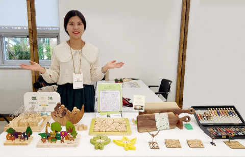 초록빛생태교육 다물 강현진 이사장이 충남 사회적경제 한마당에서 교구를 소개하고 있다