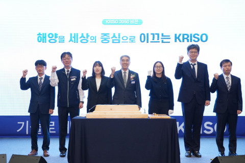 선박해양플랜트연구소(KRISO) 홍기용 소장(가운데)과 직원대표가 2050 비전선포 후 기념촬영을 하고 있다