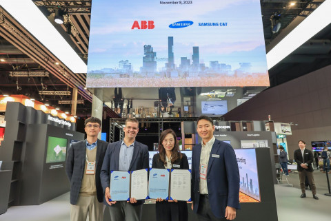 왼쪽부터 ABB 강동근 상무, ABB 전기화 사업부 스마트빌딩 부문 글로벌전략파트너십 총괄 마크 즈워너(Mark Zwerner)부사장, 삼성물산 라이프솔루션 본부장 조혜정 상무, 