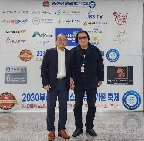 18일 국회의원회관에서 열린 2023 아시아파워브랜드대상 시상식에서 천동희 이사장과 한명구 영화감독이 포즈를 취하고 있다