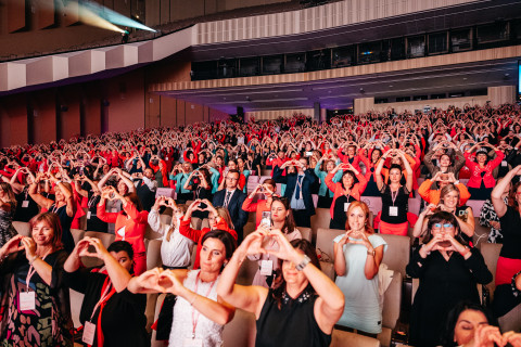 Audience members react to the announcement of Mary Kay’s expansion into Hungary. (Credit: Mary Kay I