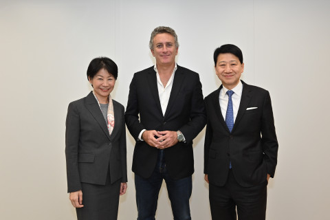 Ms. Vivian Sum, Commissioner for Tourism (left) and Dr. Pang Yiu-kai, Chairman of HKTB (right) welco