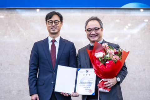 건국대 박창규 교수(오른쪽)가 ISO/IEC 국제표준리더스클럽 성과보고회에서 국제표준화 활동에 공헌한 ‘국제표준리더’ 정부포상으로 산업통상자원부 장관 표창과 공로상(한국표준협회장상