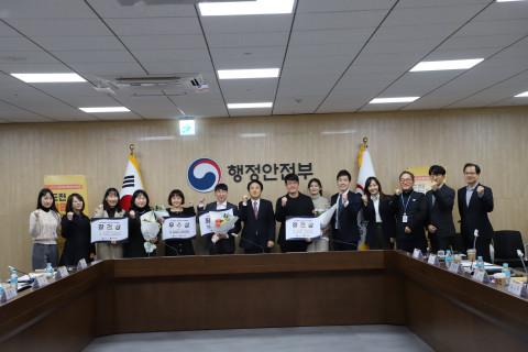 ‘도전.작은연구’ 공모전 최종보고회 및 정책토론회 참가자들이 공모전 수상자들과 함께 기념 촬영을 하고 있다