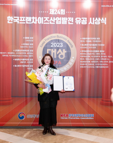 한국프랜차이즈산업발전 유공 시상식에 참석한 박가부대&치즈닭갈비 인천검단사거리역점 장미경 점주