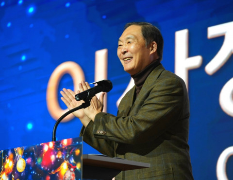 경기 성남시 코이카 본부에서 개최한 코이카 글로벌 서포터즈 위코(WeKO) 5기 성과공유회 ‘피날레 쇼(Finale Show)’에서 장원삼 코이카 이사장이 인사말을 하고 있다