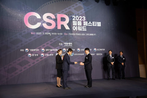 산업통상자원부 장관상을 받고 있는 백두현 책임매니저