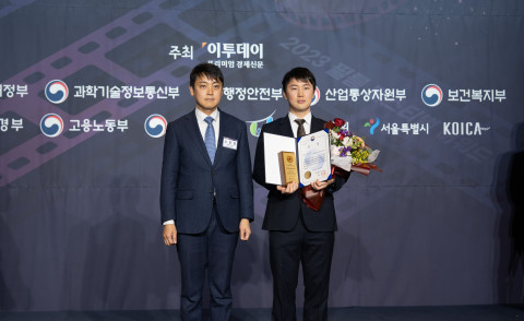 시상자와 기념 사진을 찍고 있는 백두현 책임매니저