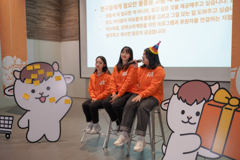 곧장기부 담당 매니저들이 질의응답을 하고 있다