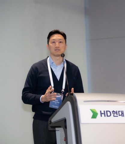 HD현대 정기선 부회장이 4일(월) 판교 HD현대 GRC에서 개최된 HD현대 건설기계부문 ‘글로벌 워크숍’에서 개회사를 하고 있다