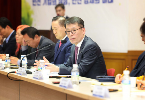 7일 인천상공회의소에서 열린 중소기업 현장 간담회에서 김성태 IBK기업은행장이 중소기업 대표들과 대화하고 있는 모습