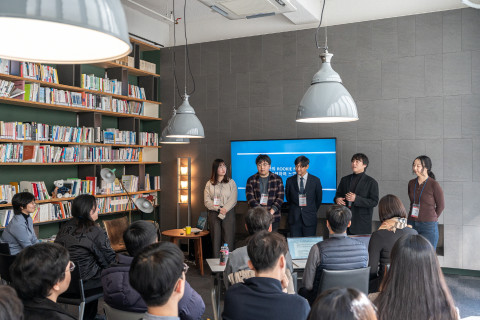 ‘LOOKIE NADO’ 공유회에서 Q&A 시간을 진행하고 있는 참여자들