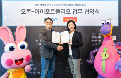 왼쪽부터 김성윤 아이포트폴리오 대표와 우지희 오콘 대표가 선물공룡 ‘디보’ 캐릭터 IP를 리딩앤의 영어학습 AI 기술에 적용한 콘텐츠 개발을 위한 업무협약 양해각서(MOU) 교환 