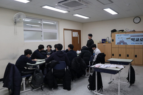 ‘학교로 간 미디어’ 프로그램에 참여한 인창중학교 청소년들을 대상으로 무비반, 포토반 수업이 진행되고 있다