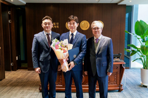 사이버한국외대 정송조 기획팀장이 12월 12일(화) 학교법인 동원육영회가 수여하는 표창장을 받았다. 왼쪽부터 장지호 사이버한국외대 총장, 정송조 팀장, 김종철 동원육영회 이사장