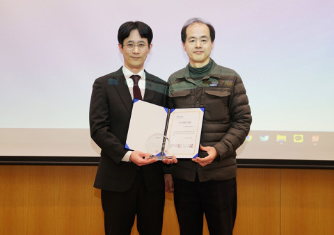 사이버한국외대가 사이버대학 최초로 ‘2023 K-이러닝 대상’을 수상했다. 왼쪽부터 이민우 사이버한국외대 교육혁신처장, 손성은 메가스터디 대표 겸 한국U러닝연합회 이사