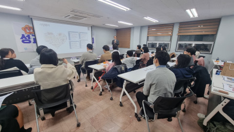 청소년의회 교육 프로그램 성과보고회에서 참여자들이 주요 경과보고를 듣고 있다