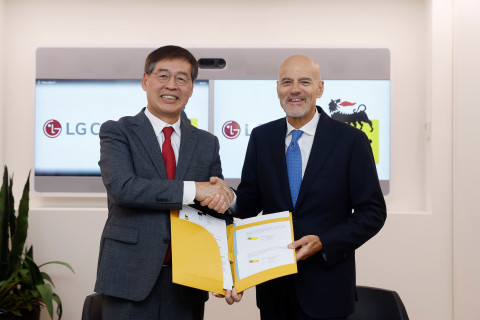 왼쪽부터 LG화학 신학철 부회장과 이엔아이(ENI) CEO 클라우디오 데스칼지(Claudio Descalzi)가 차세대 바이오 오일(HVO) 합작법인 설립을 위한 본계약을 체결하고