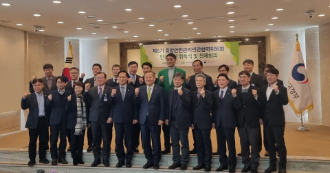 김의욱 한국중앙자원봉사센터장(아랫줄 오른쪽에서 다섯 번째)이 24일 오후 서울 종로구 정부서울청사에서 열린 제6기 중앙안전관리민관협력위원회 민간위원 위촉식 및 전체회의에 참석해 기