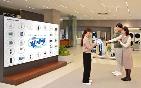 삼성전자 모델이 삼성스토어 대치 본점에서 삼성전자 디테일러(제품 전문 상담사)에게 ‘2024 삼성전자 세일 페스타’의 행사 제품에 관한 설명을 듣는 모습