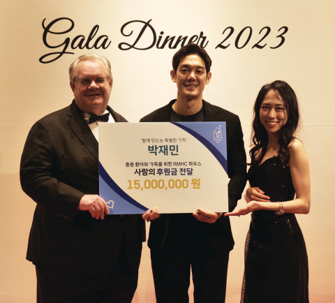 왼쪽부터 RMHC Korea 제프리 존스 회장, 배우 박재민, RMHC Korea 안수인 대표