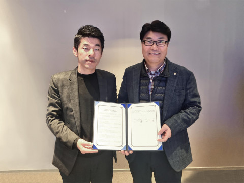 왼쪽부터 대동CMC 최진혁 대표이사와 티엘비즈 김정한 대표이사가 업무 협약을 체결한 뒤 기념 촬영을 하고 있다