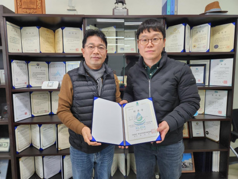 한국저영향개발협회 최경영 협회장(왼쪽)이 박주헌 박사에게 연구위원 위촉장을 전달하고 있다