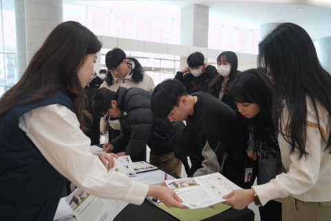 2024 GCVP Kick-off Meeting & 윤리경영 선포식에서 직원들이 윤리경영 서명을 하고 있다