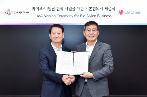 왼쪽부터 CJ제일제당 최은석 CEO와 LG화학 신학철 부회장이 체결식에서 기념 촬영을 하고 있다