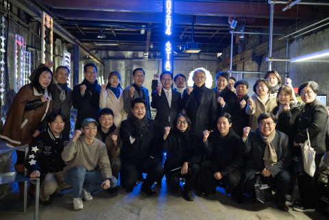 유인촌 문화체육관광부 장관이 ‘문화도시 영등포’ 주요 관계자와 기념 촬영을 하고 있다