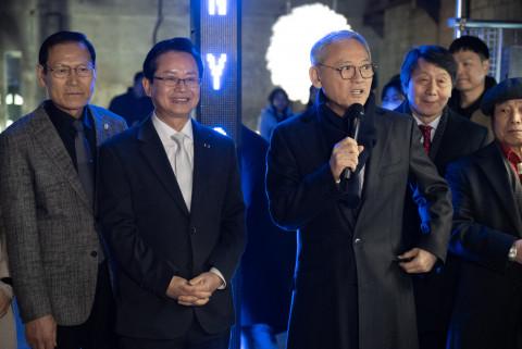 전시 현장을 방문한 유인촌 문화체육관광부 장관