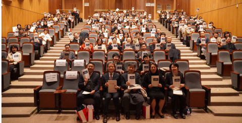자원봉사 및 비영리 분야의 자원봉사자 전문가와 자원봉사자가 참석하여 기념 촬영을 하고 있다