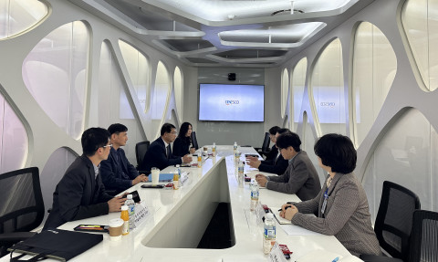 식약처 수입식품안전정책국 강백원 국장과 현지실사과 담당자들이 서울 상일동 세스코 식품안전센터를 찾아 해외식품 위생평가의 운영 현황 등을 청취했다