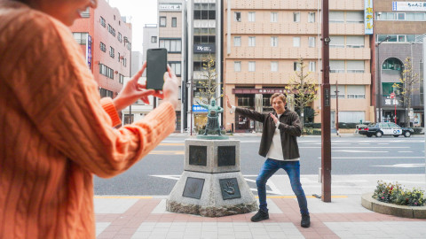 별도의 애플리케이션 다운로드 없이 즐길 수 있는 ‘도쿄 헌트!(TOKYO HUNT!)’는 도쿄 내에 지정된 4곳의 체크포인트를 실제로 방문해 AR카메라 기능을 활용, ‘헬로! 도쿄