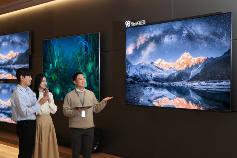 삼성스토어 부천중동에서 디테일러가 Neo QLED를 소개하고 있다. 삼성스토어는 설날을 맞아 삼성 TV ‘트레이드 인(Trade-in) 사이즈업 페스티벌’을 진행한다