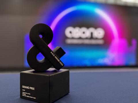 애즈원이 CJ CGV와 함께 ‘2023 앤어워드 (Awards For New Digital Award)’에서 디지털 미디어&서비스 부문, 문화/예술 분야에서 공동 수상한 트로피 모