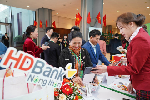 HD은행은 2023년 12월 열린 ‘베트남 농민연맹 제8차 총회’에서 농업과 농촌을 위한 0% 금리 우대 대출 프로그램과 함께 스마트 기술을 통합한 고급 특화 금융 솔루션인 HD은