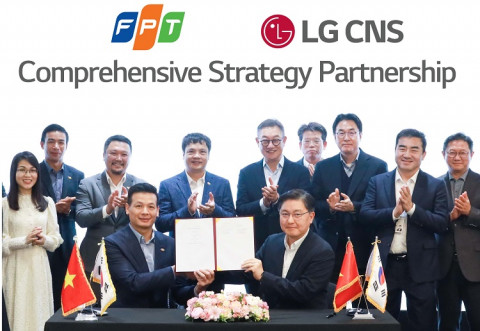 LG CNS 현신균 대표(오른쪽 다섯번째), FPT그룹 응우옌 반 코아(왼쪽 네번째) CEO 등 관계자가 지켜보는 가운데 통신/유통/서비스사업부장 박상균 전무와 FPT그룹 부 아잉