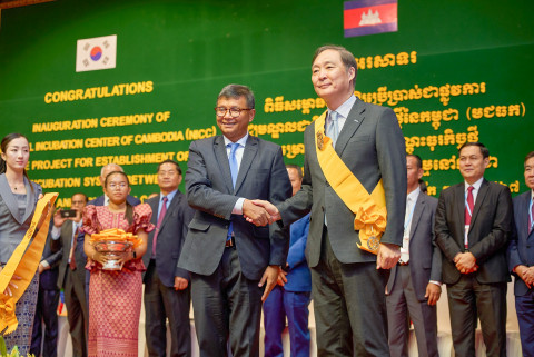 14일 오전(현지시각) 장원삼 코이카 이사장(앞줄 오른쪽)이 캄보디아 수도 프놈펜의 왕립프놈펜대학교에서 열린 국립창업보육센터(NICC) 개소식 행사 중에 캄보디아 최고 훈장을 수상