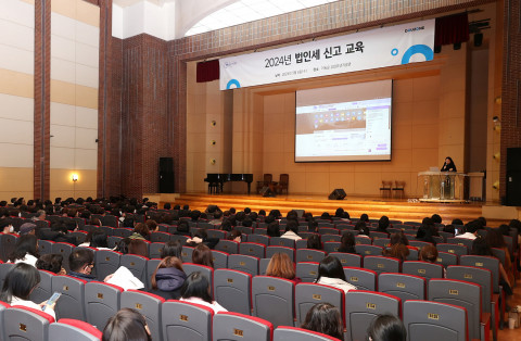 6일부터 8일까지 전국 11개 지역에서 개최하는 ‘2024 법인세 신고 오프라인 교육’에서 ONE AI로 바뀌는 WEHAGO 업무 혁신 사례가 시연돼 참가자들이 높은 관심을 보이고