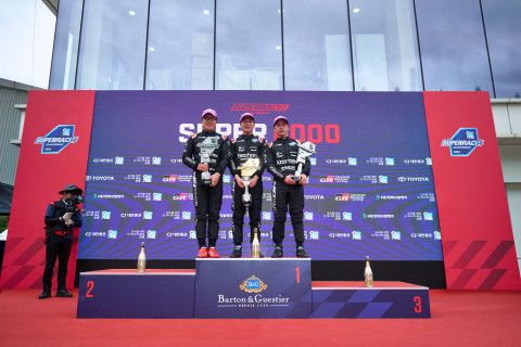 왼쪽부터 김중군, 장현진, 정의철 선수(서한GP)가 슈퍼레이스 챔피언십 ‘슈퍼 6000’ 2라운드 경기 후 포디움에 올라 우승 기념 촬영을 하고 있다