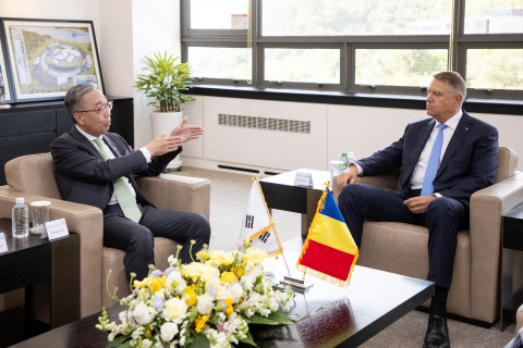루마니아 클라우스 요하니스 대통령(오른쪽)이 24일 두산에너빌리티 경남 창원 본사를 방문해 두산에너빌리티 박지원 회장과 면담을 하고 있다