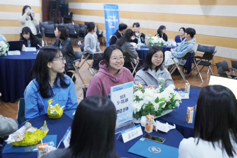 S지니어 10기 청소년들이 발대식에서 분과별로 소통하고 있다
