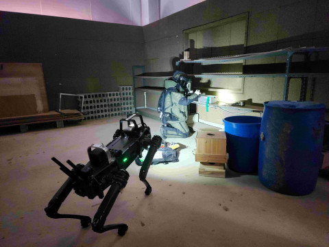 케이알엠의 사족 보행 로봇 ‘Vision 60’이 위험 지역에 선제적으로 투입돼 현장의 위험 요소를 파악하고 있다