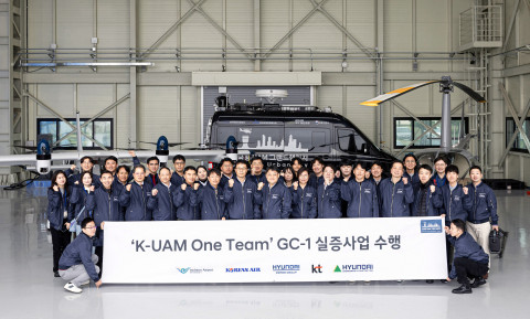 전남 고흥 국가종합비행성능시험장에 위치한 UAM 전용 시험장에서 실증사업에 참여한 ‘K-UAM One Team’ 참가자들이 기념 촬영을 하고 있다