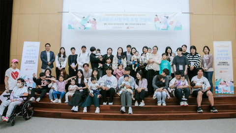 20일 서울 우리금융디지털타워 우리금융홀에서 열린 청각장애 아동 가족 초청 행사에서 참석자들이 기념촬영을 하고 있다