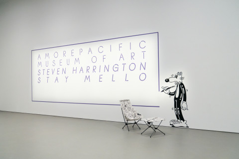 아모레퍼시픽미술관에서 열리는 스티븐 해링턴(Steven Harrington)의 국내 첫 개인전에 전시된 ‘Steven Harrington X HX’ 제품