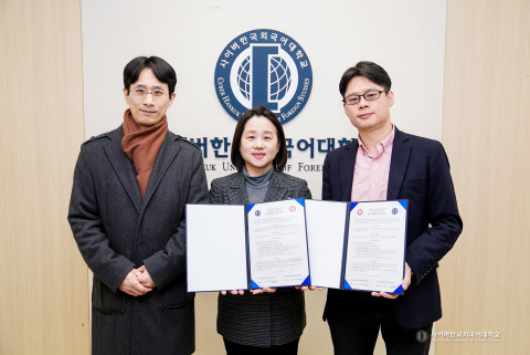 사이버한국외대와 재일본한글학교관동협의회가 상호교류 협약을 체결하고 한국어 교육 분야에서 협력하기로 했다. 왼쪽부터 협약식에 참석한 사이버한국외대 이민우 교육혁신처장 겸 한국어학부장