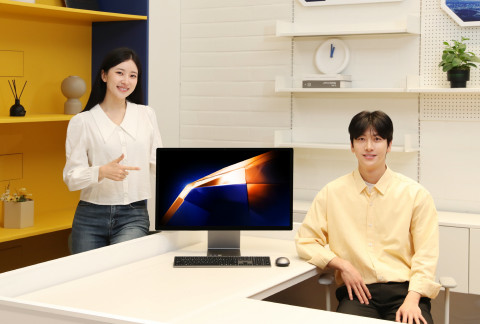 삼성전자 모델이 디자인부터 갤럭시 AI 연결 경험까지 전면 업그레이드된 ‘삼성 올인원 Pro’를 소개하고 있다